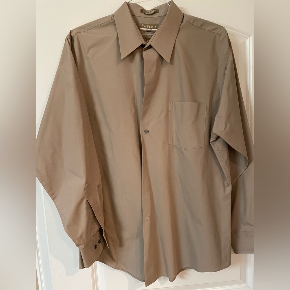 Van Heusen Men’s tan long sleeved dress shirt. 17 1/2 neck 34/35. Like new.
